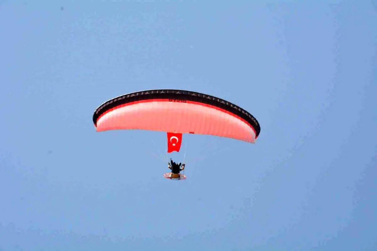 Bilecik\'te düzenlenen Bilim Şenliği\'nde insansız hava aracı ve paramotor gösterisi nefes kesti