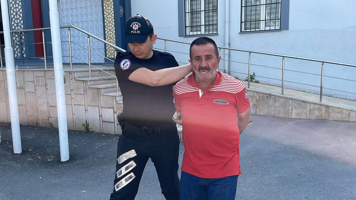 Bursa\'da gaz kokusu yayılan evlerinde "kablolu düzenek" bulunan baba oğul tutuklandı