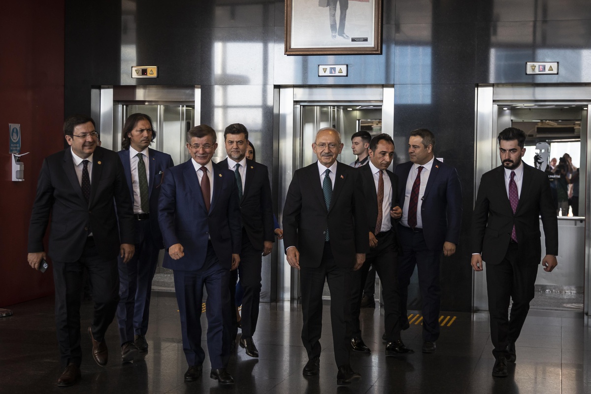 CHP Genel Başkanı Kılıçdaroğlu, Gelecek Partisi Genel Başkanı Davutoğlu ile görüştü