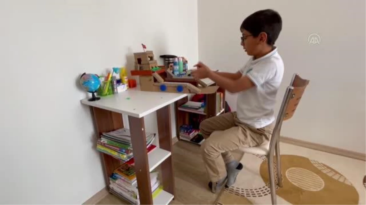 Çocuklar evlerindeki atık malzemeleri hayallerindeki oyuncaklara dönüştürdü