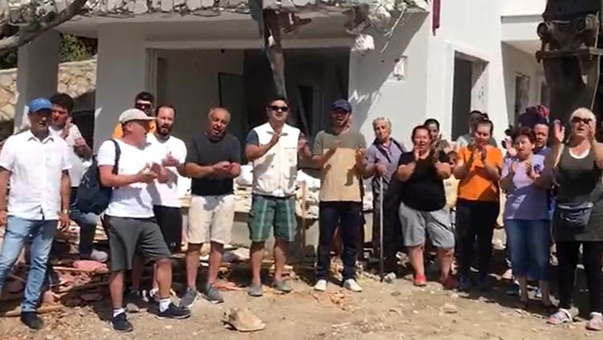 Datça\'da kaçak yapıların yıkımına tepki