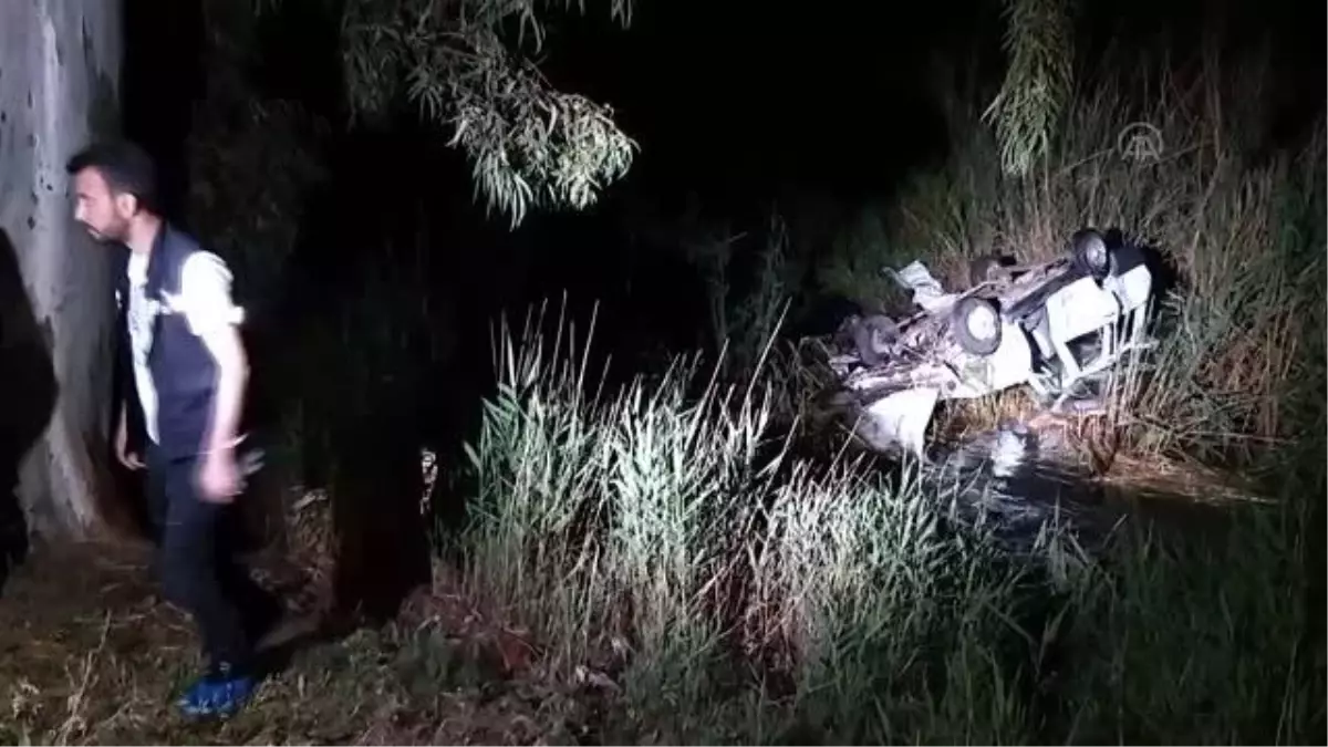 Dere yatağına devrilen otomobildeki 2 kişi öldü