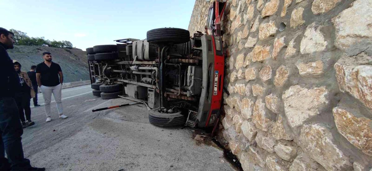 Devrilen kamyon duvara çarptı: 1 ölü