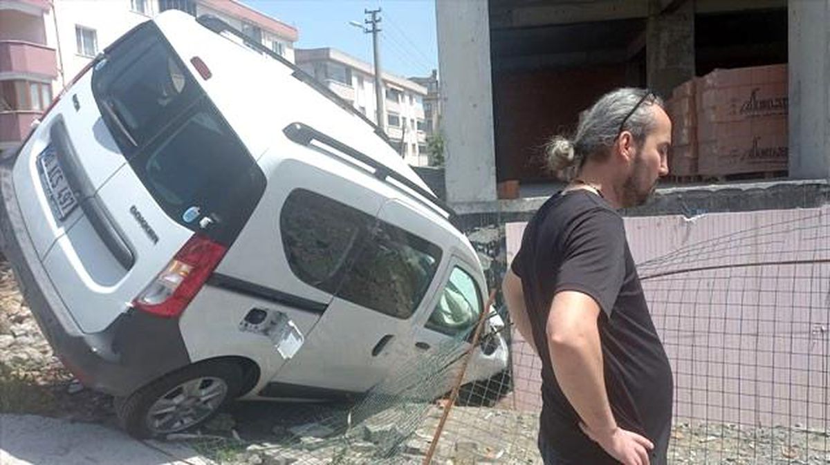 Zonguldak\'ta korkutan kaza! Direksiyon başında kalp krizi geçiren sürücü binaya çarptı