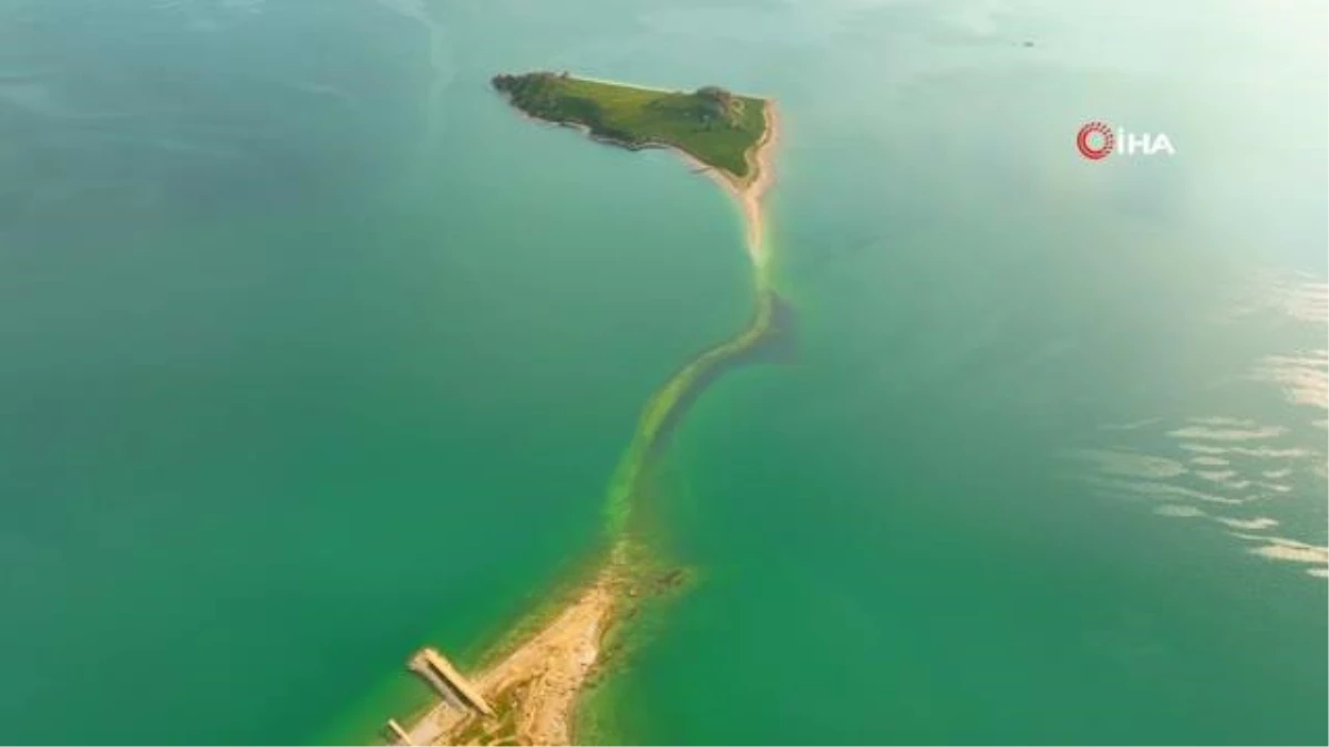 Doğa harikası Çarpanak Adası, suların çekilmesiyle yarımadaya dönüşüyor
