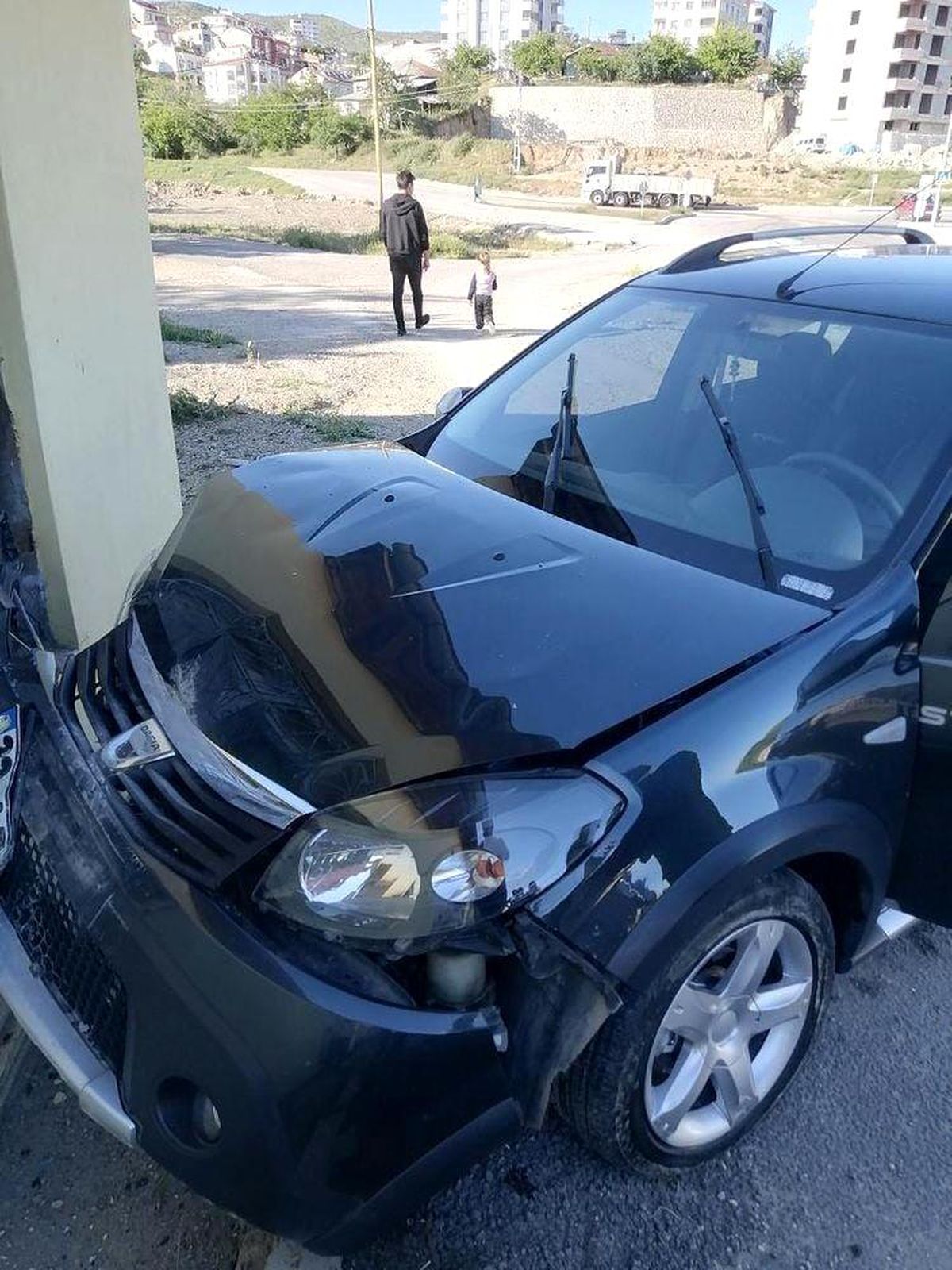 Elazığ\'da kontrolden çıkan hafif ticari araç eve çarptı