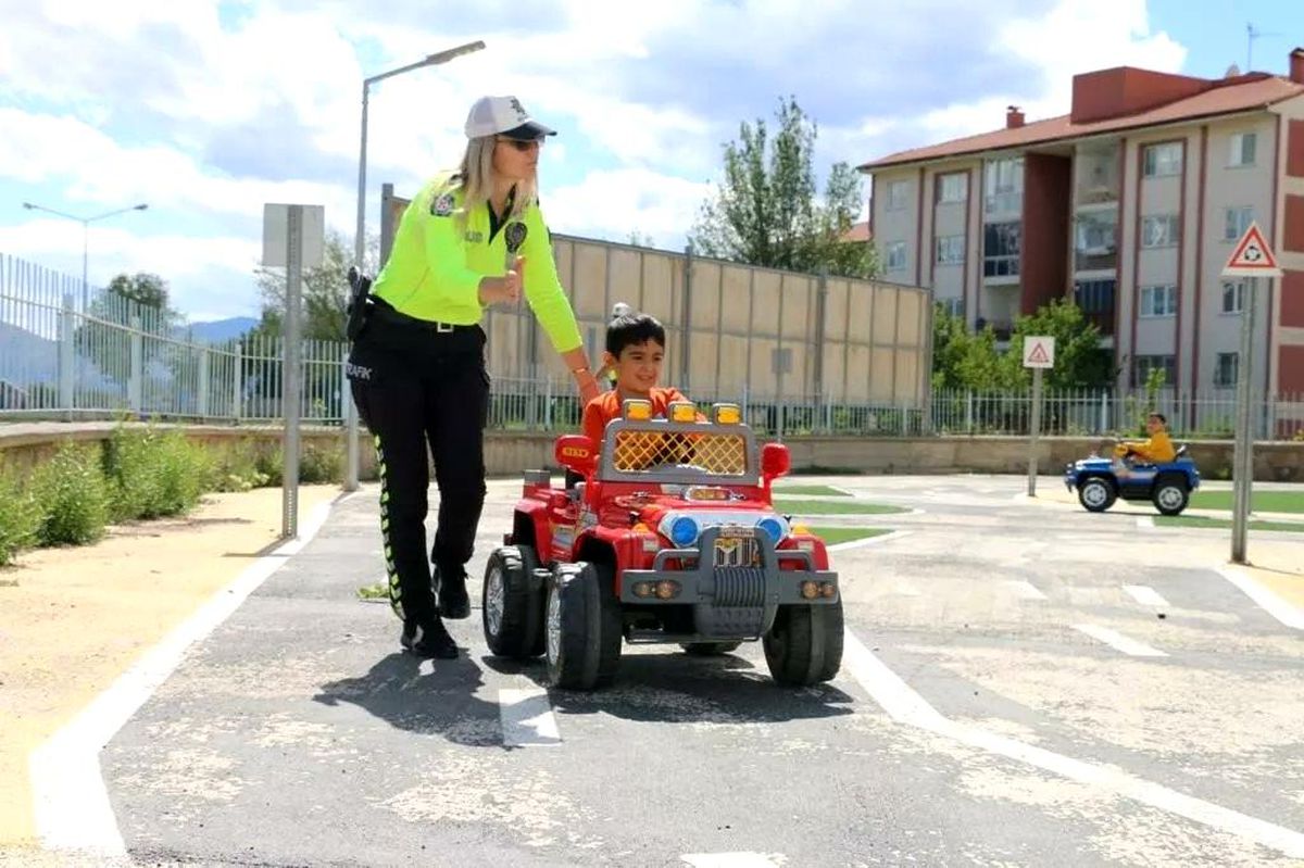 Erzincan\'da minik öğrenciler trafik dedektifi oldu