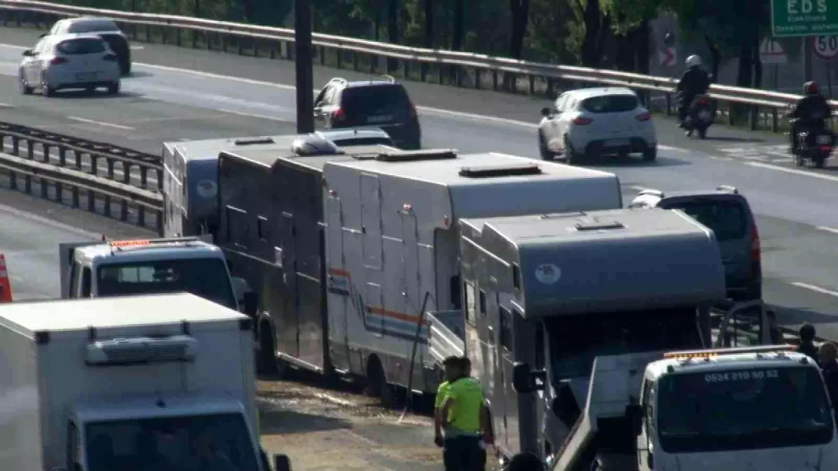 Film çekimine giden karavan zincirleme trafik kazasına neden oldu