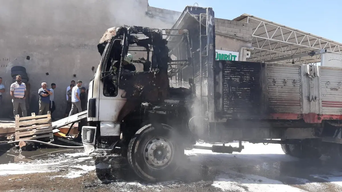 Gaziantep\'te tamiri yapılan kamyon alev aldı, 2 kişi yaralandı