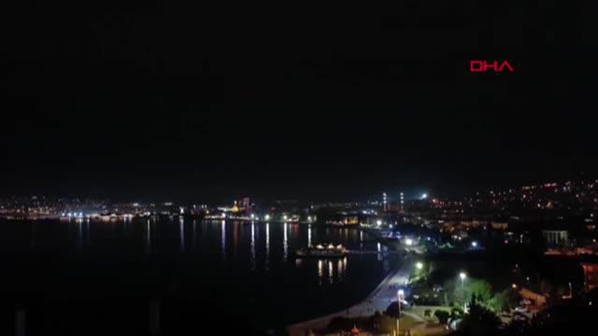 İSTANBUL\'DA ŞİMŞEKLER GECEYİ AYDINLATTI