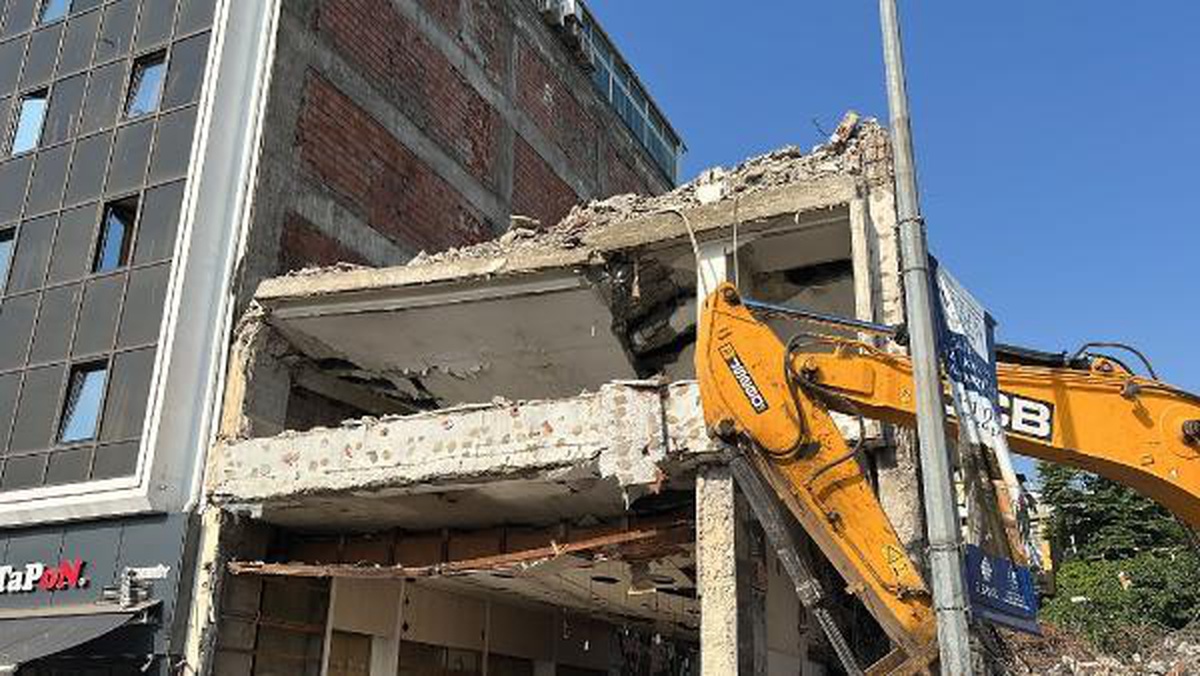 KADIKÖY\'DE BİNANIN YIKIMI SIRASINDA ÇÖKME