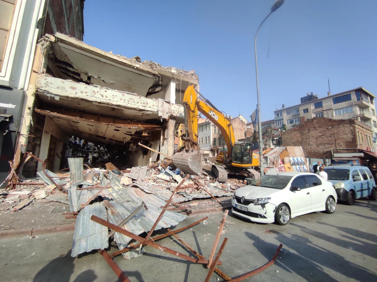Kadıköy\'de boş binanın yıkımı sırasında çökme meydana geldi