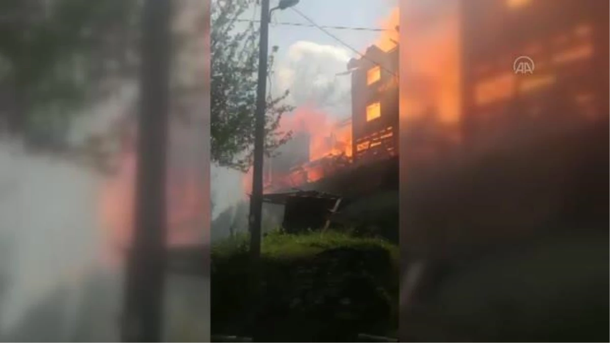KASTAMONU - Bir köyde çıkan yangında 2 ev ile 2 samanlık yandı (2)