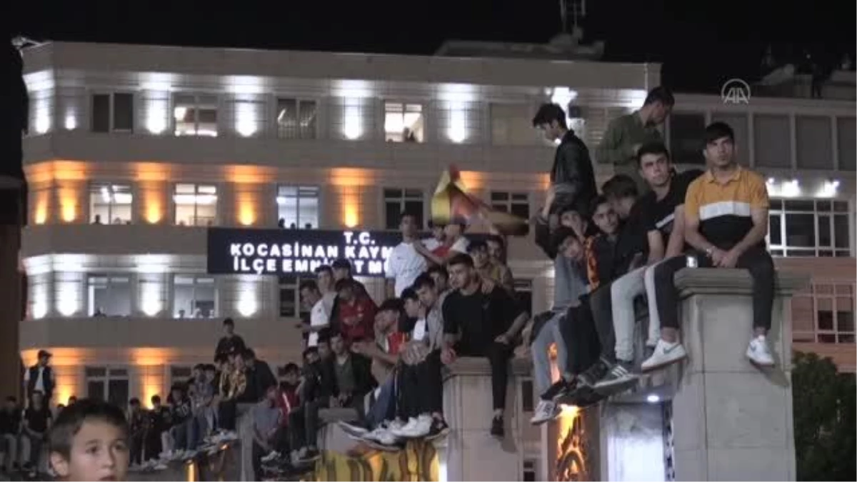 Kayserisporlu taraftarlar Türkiye Kupası finalini kent meydanlarında izliyor (2)