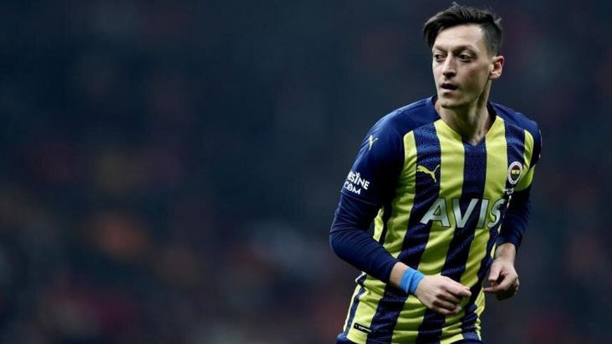Fenerbahçe\'de kadroya alınmayan Mesut Özil\'den şaşırtan açıklama! Oynamak istediği takımı açıkladı