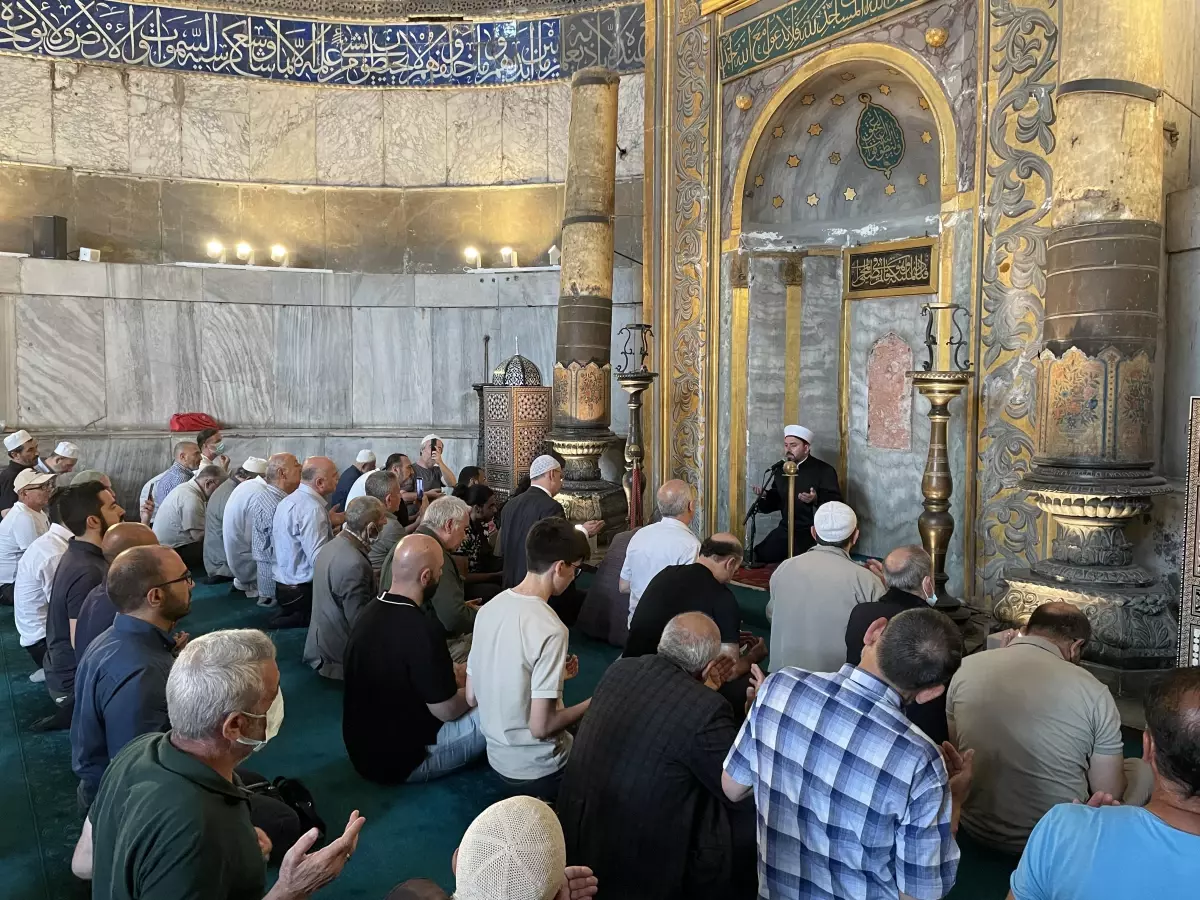 Necip Fazıl Kısakürek vefatının 39. yılında Ayasofya-i Kebir Camii Şerifi\'nde hatim duası yapıldı