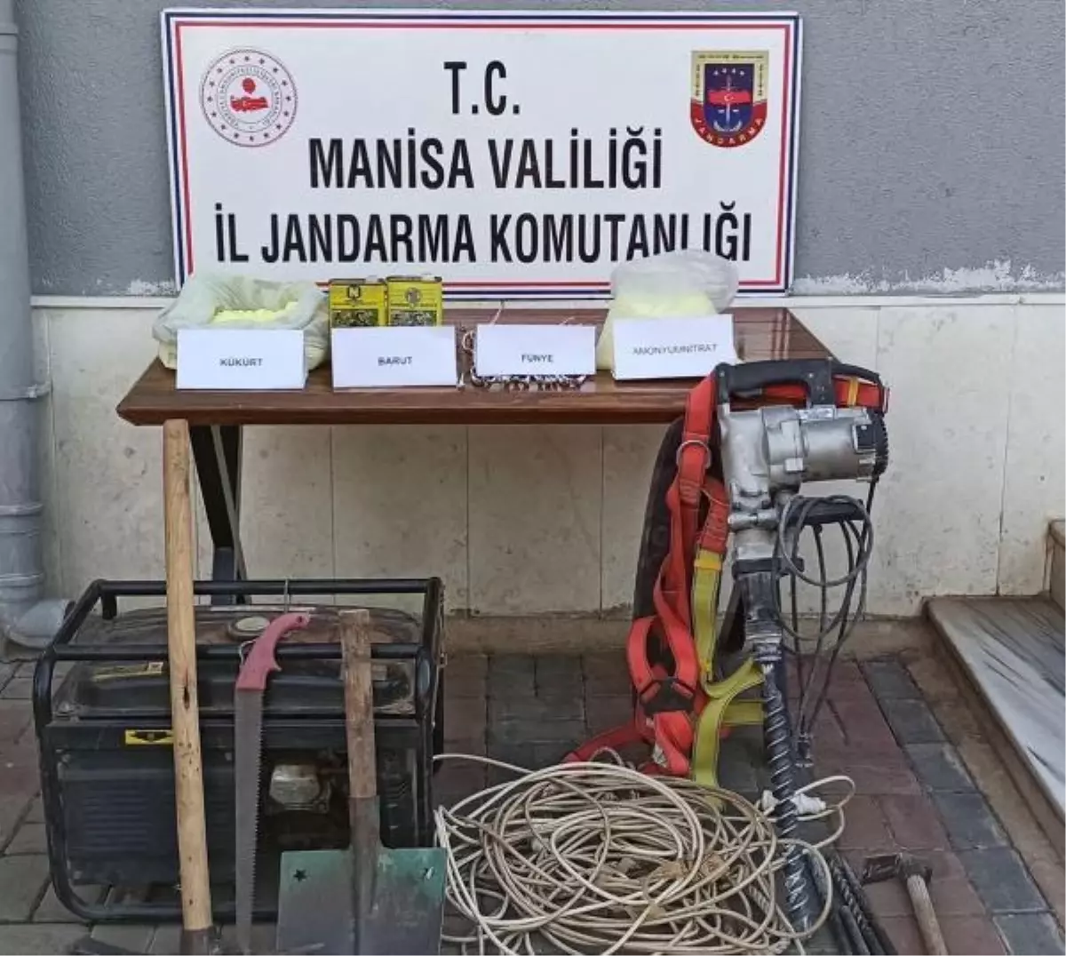 Patlayıcılarla kaçak kazı yapan 2 kişi suçüstü yakalandı