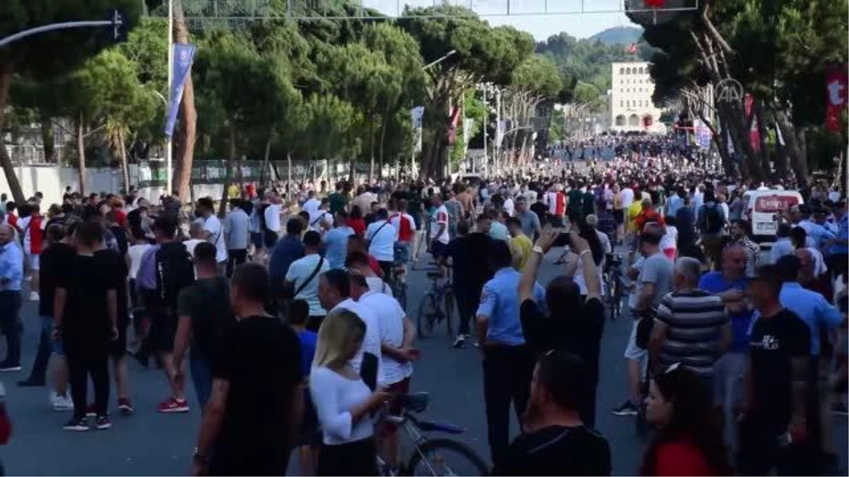 Roma ve Feyenoord taraftarları başkent Tiran sokaklarını doldurdu