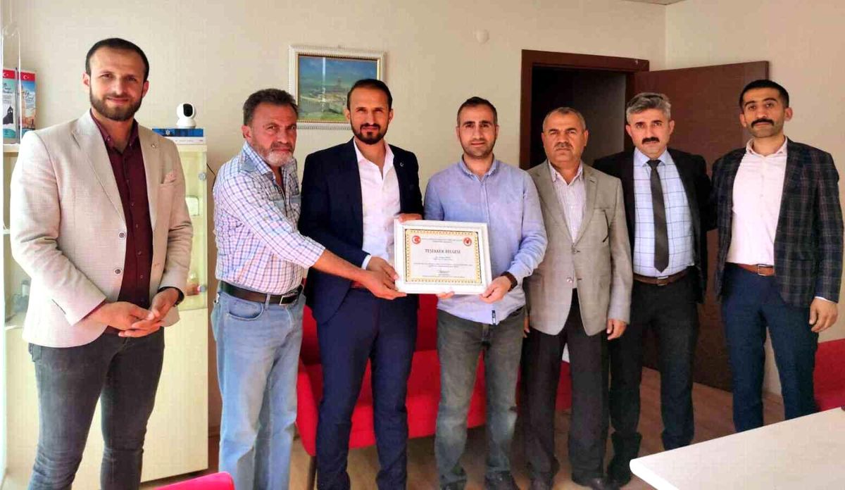 Şehit ve Gazi Aileleri Federasyonundan İHA\'ya plaket