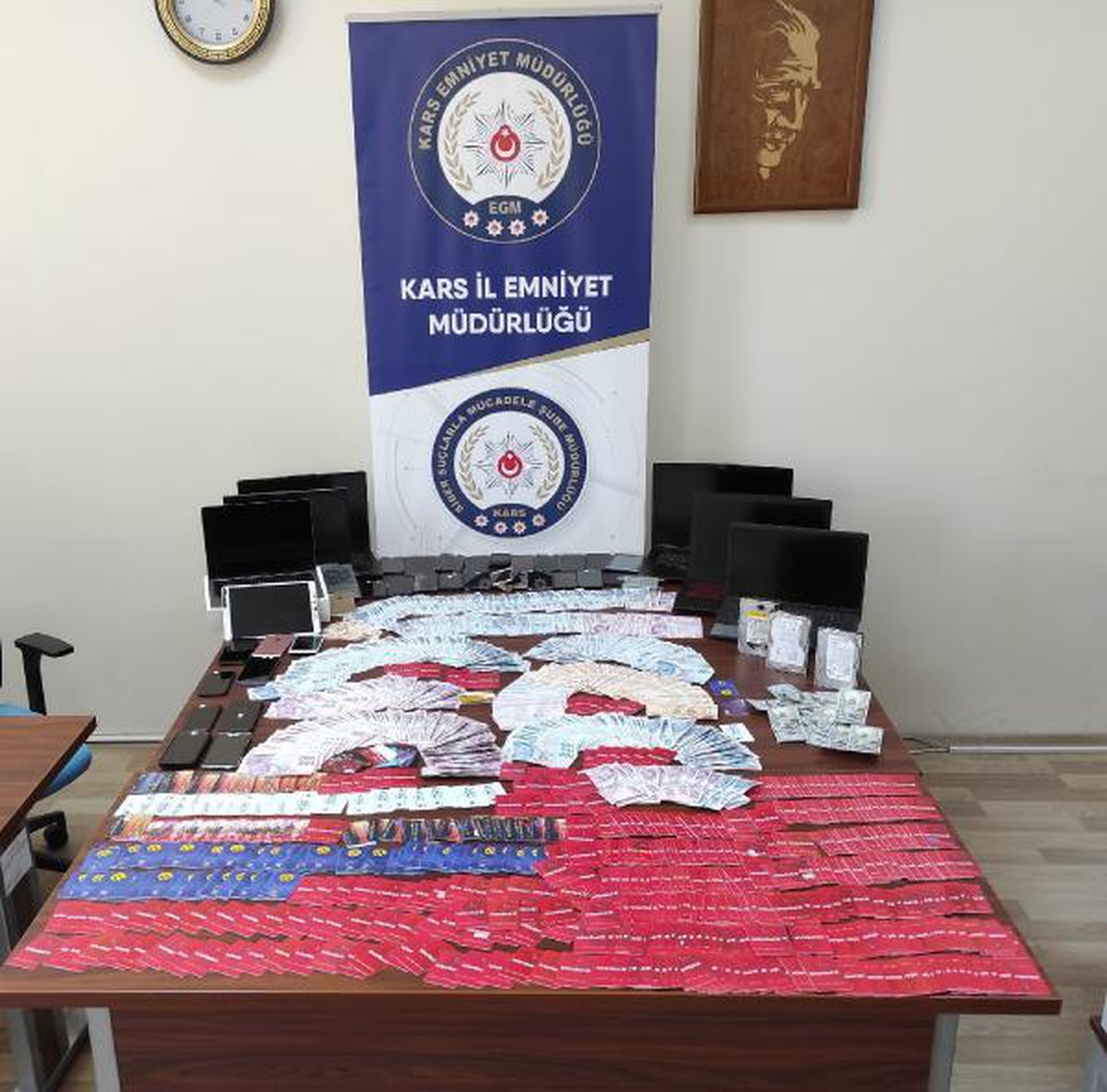 Siber polisten, Kars merkezli 4 ile kargo dolandırıcılığı operasyonu: 15 gözaltı