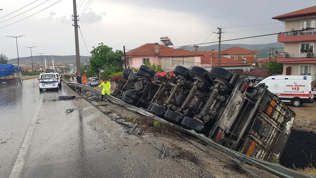Yağışlı havada kontrolden çıkan tır yan yattı