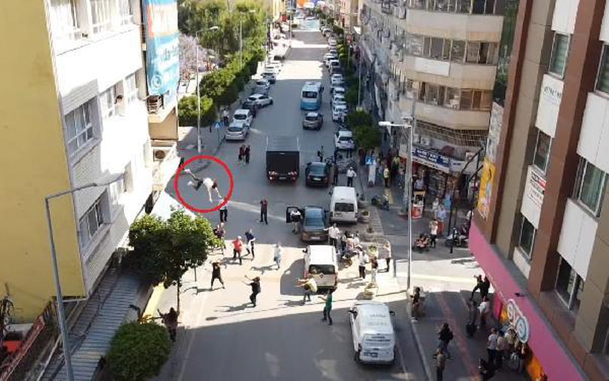 3\'ÜNCÜ KATTAN ATLAYAN LİSELİ MELİKE\'Yİ TUTAMADILAR; O ANLAR KAMERADA