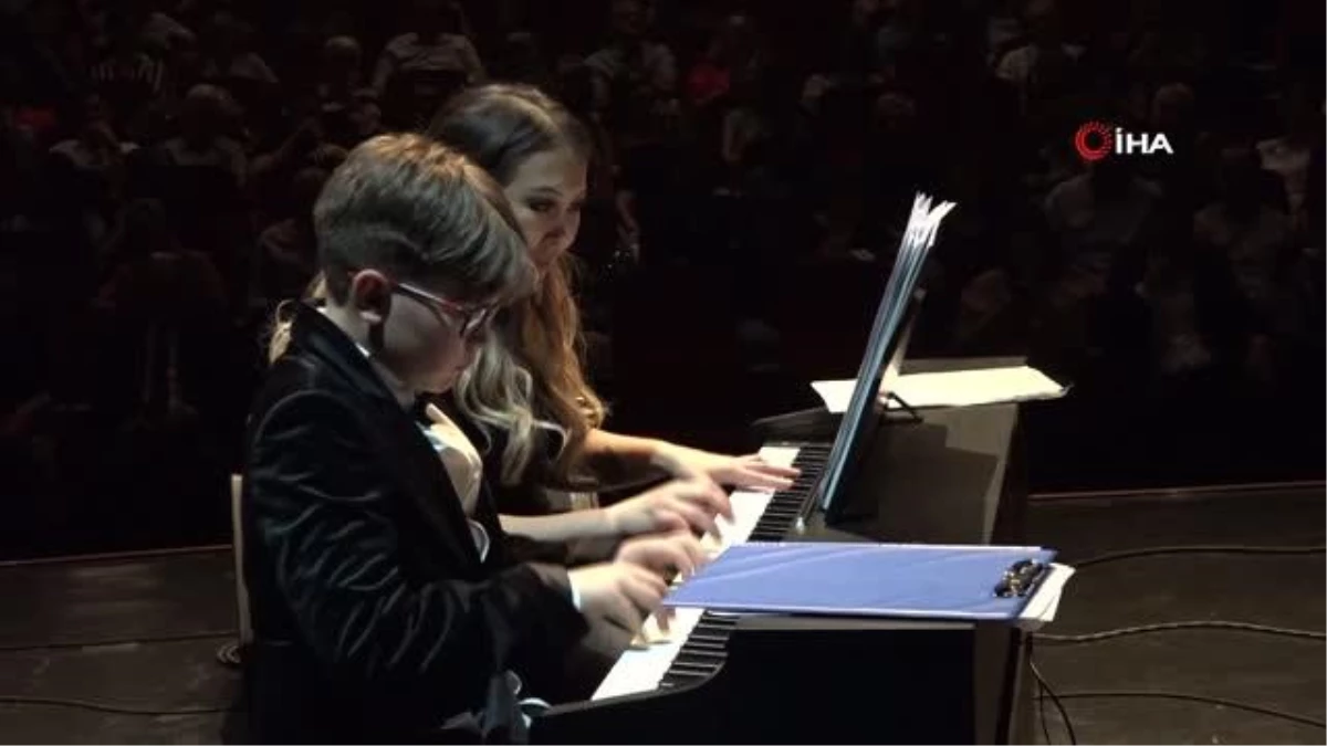 30 öğrenci \'Minik Parmakların Sesi ve Geleceğin Piyanistleri Piyano Resitali\' adlı programda hünerlerini sergiledi