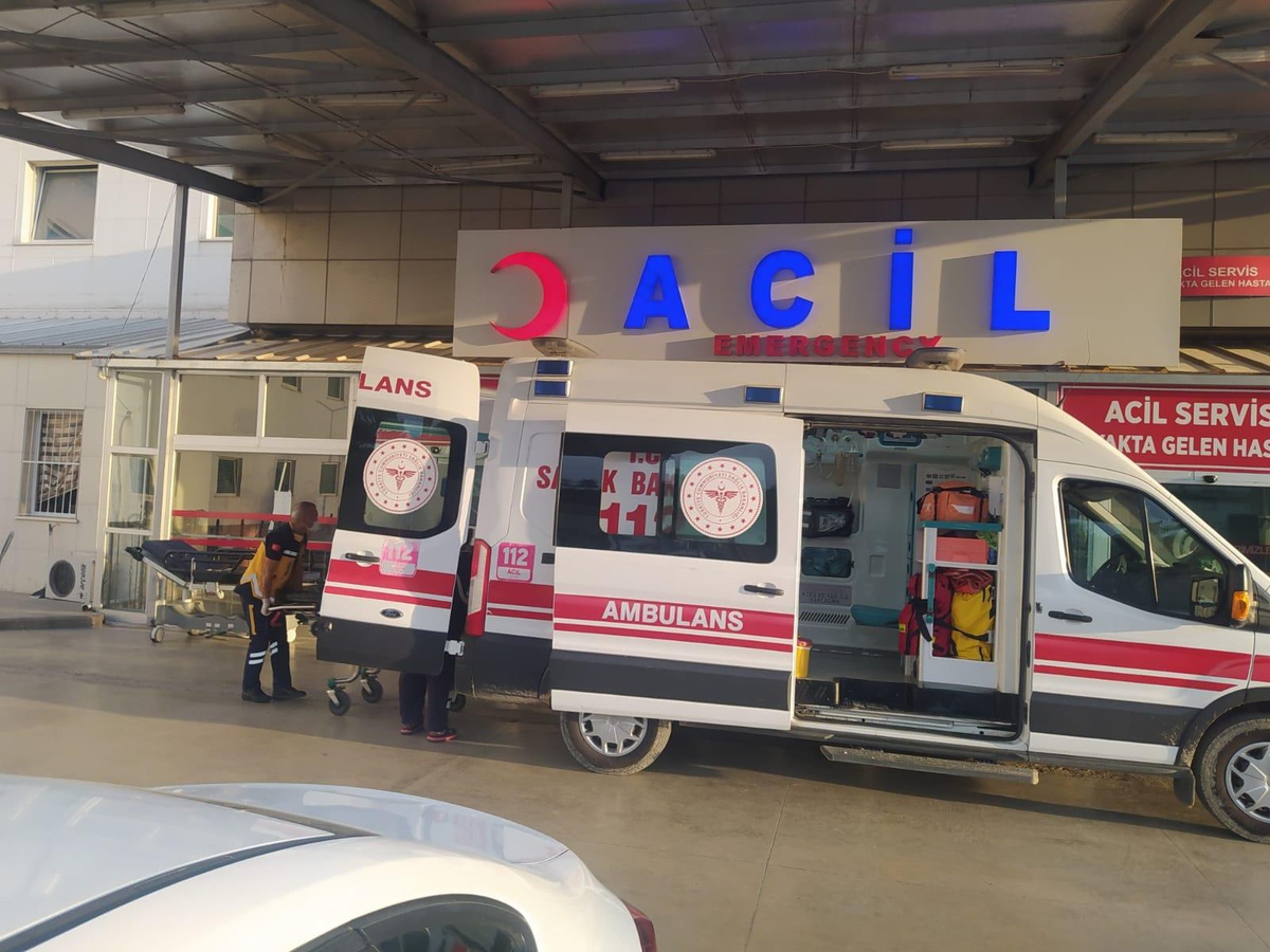 Adana\'da kamyonetin kayaya çarpması sonucu 1 kişi öldü, 1 kişi yaralandı