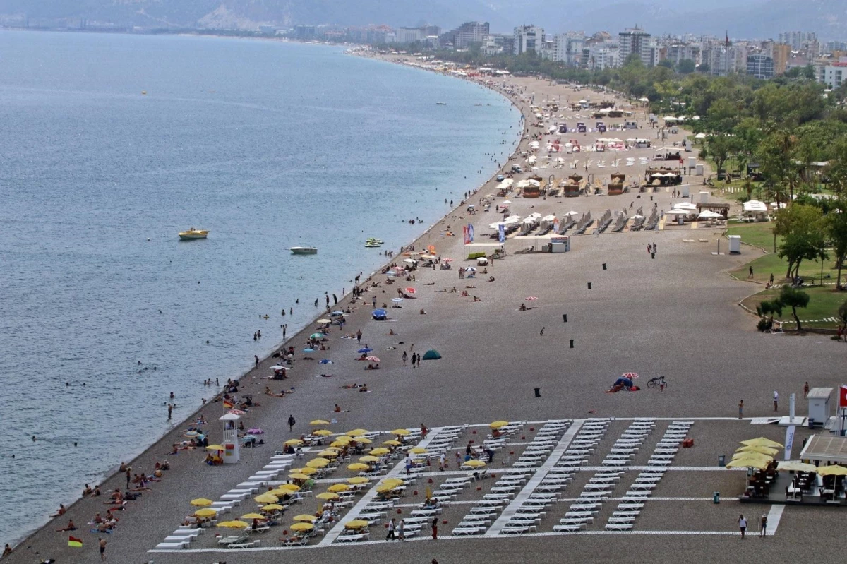 Antalya\'da termometreler 36 dereceyi gösterdi, tatilciler sahillere akın etti