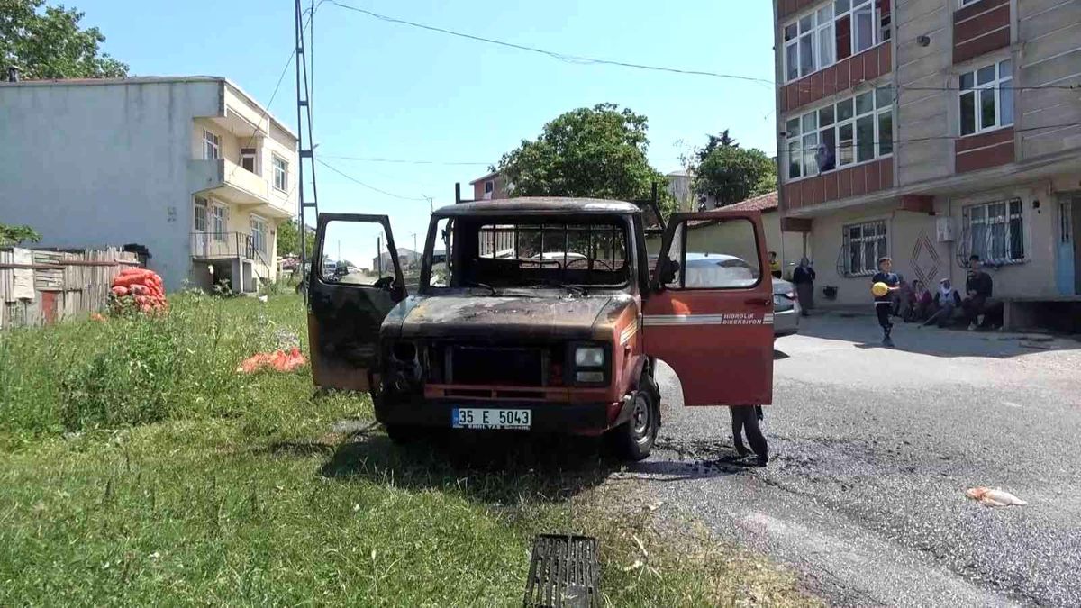 Arnavutköy\'de seyir halindeki kamyonet alev alev yandı