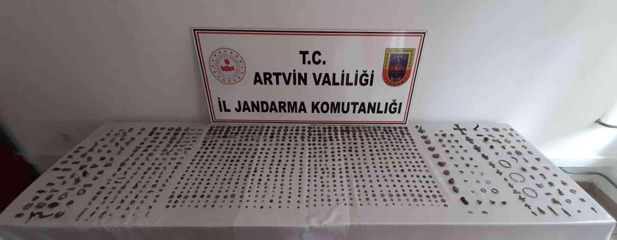 Artvin\'de durdurulan yolcu otobüsündeki yolcudan bin 21 tarihi sikke çıktı