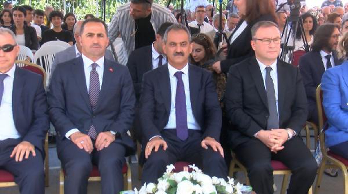BAKAN ÖZER: ÖĞRETMENLER MESLEKİ ÇALIŞMA PROGRAMINI UZAKTAN EĞİTİMLE TAMAMLAYACAK
