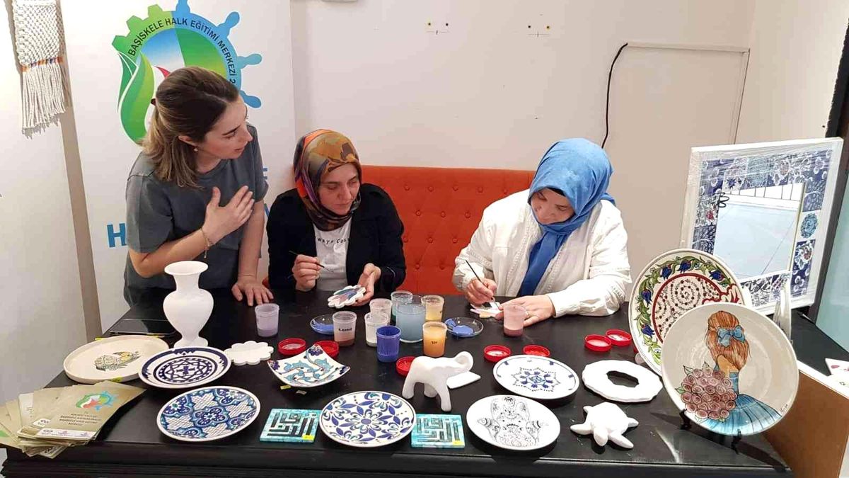 BAŞKEM\'de kadınlar seramik çini boyama öğreniyor