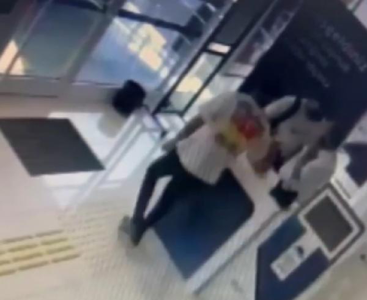 STANBUL ? BEYLİKDÜZÜ\'NDE BANKA SOYGUNU GÜVENLİK KAMERASINDA