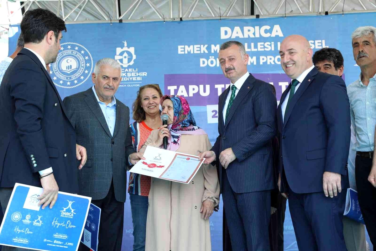 Binali Yıldırım\'ı kolundan tutup evine götürdü, kalabalık kahkahaya boğuldu