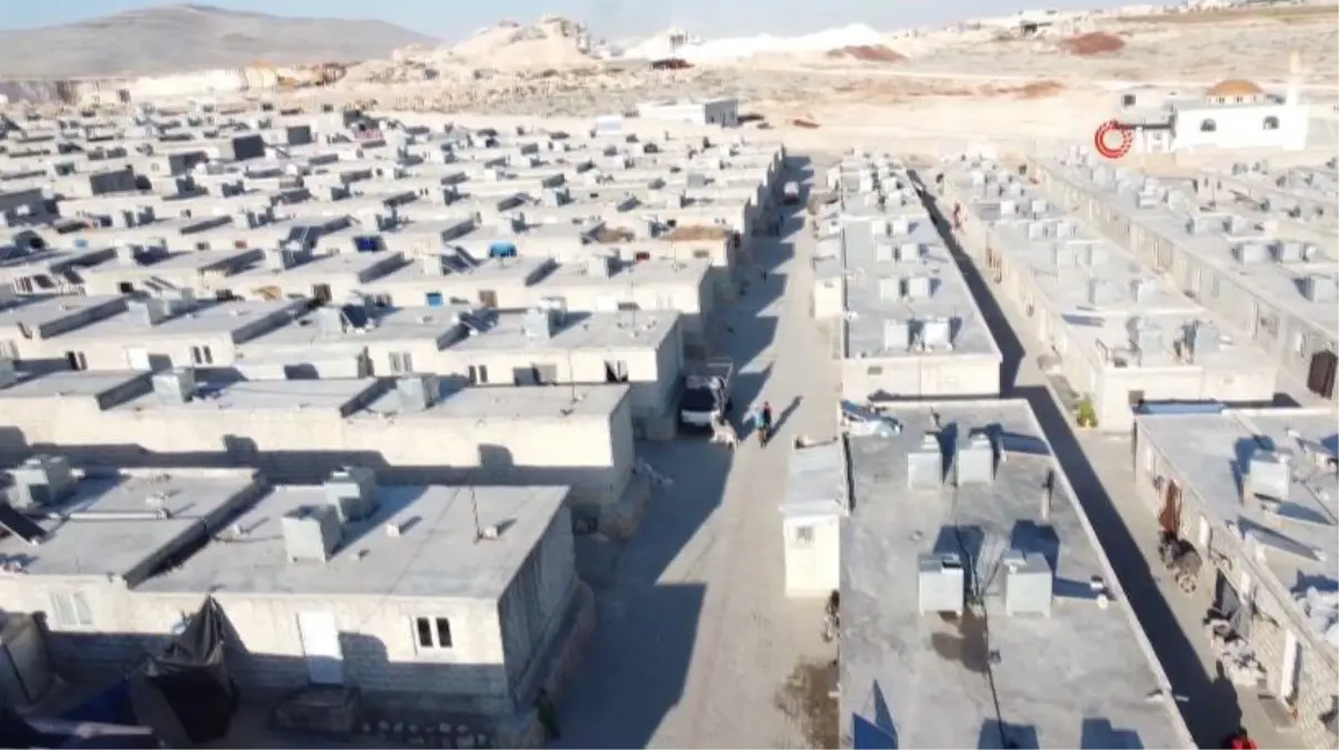 Briket evler İdlib\'teki sivillere yuva oluyor