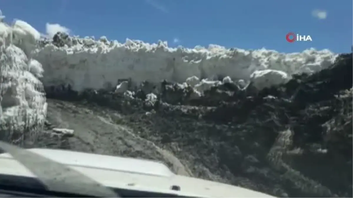 Bu kentte kış bitmiyor, 4 metreyi bulan karlı yollar dozerlerle açılıyor