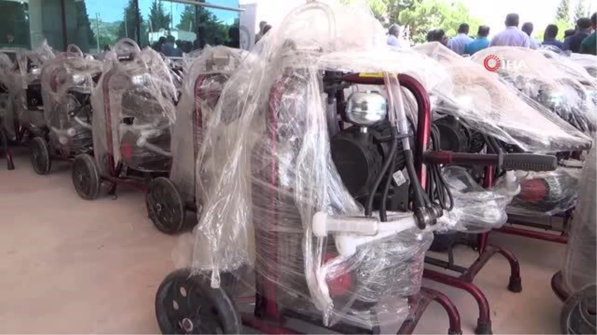 Burdur'da 52 üreticiye sağım makinası teslim edildi