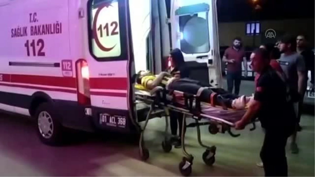 Direğe çarpan araçtaki 2 kişi yaralandı