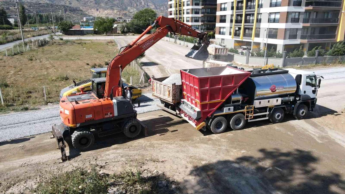Efeler\'in yeni asfalt makinesi ilk görevine çıktı