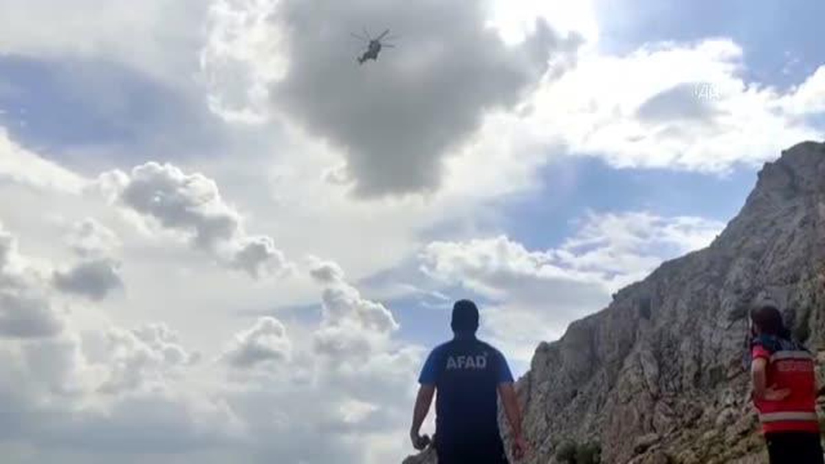 Engebeli arazide düşerek yaralanan vatandaş askeri helikopterle kurtarıldı