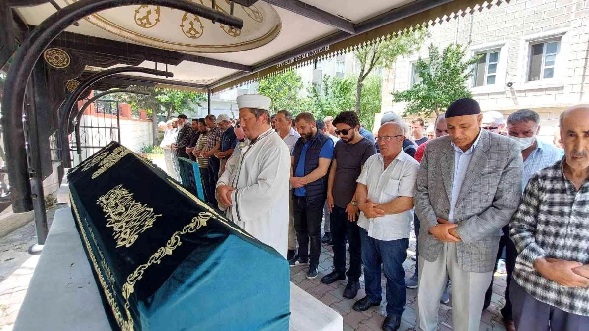Fatih\'teki silahlı çatışmada ölen adam gözyaşları içinde defnedildi