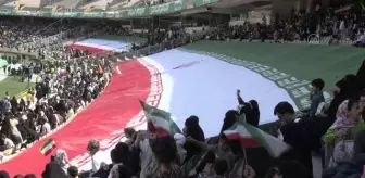 İran'da sosyal medyada yayılan 'Selam Komutan' marşı Tahran Azadi Stadı'nda koroyla söylendi