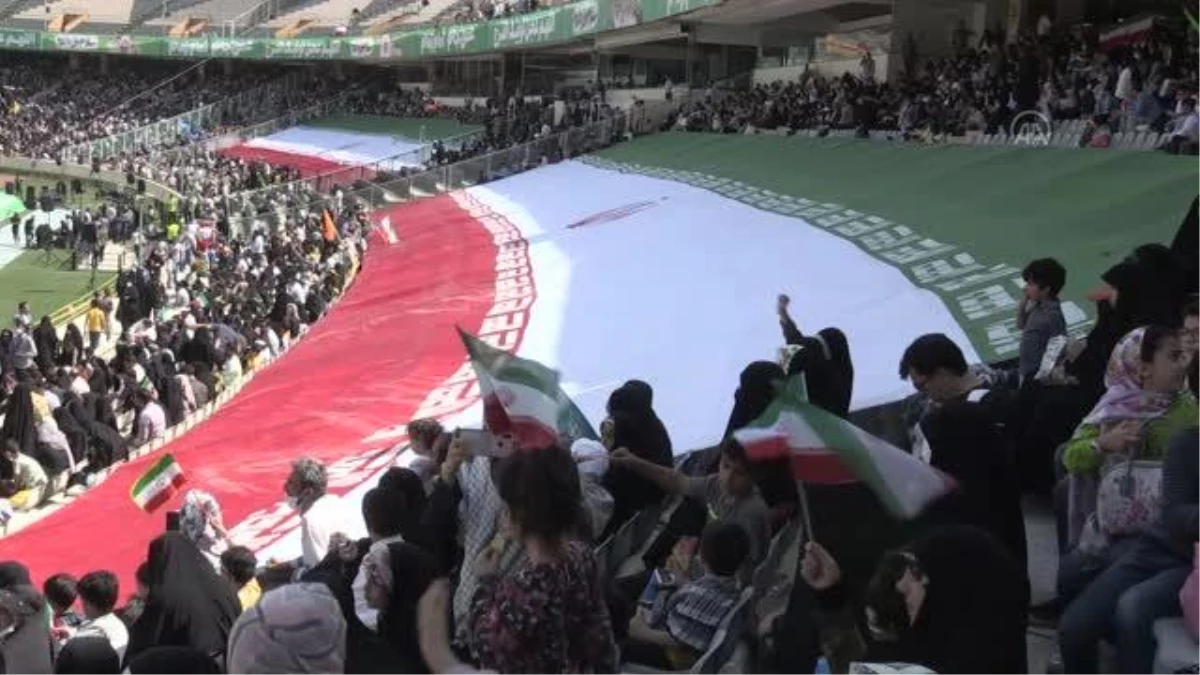 İran\'da sosyal medyada yayılan "Selam Komutan" marşı Tahran Azadi Stadı\'nda koroyla söylendi