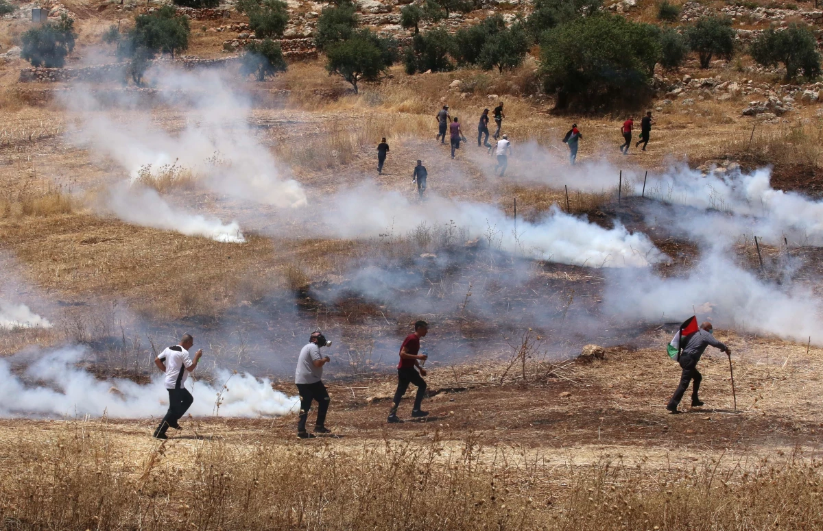 İsrail güçleri Batı Şeria\'daki gösterilerde 15 Filistinliyi yaraladı