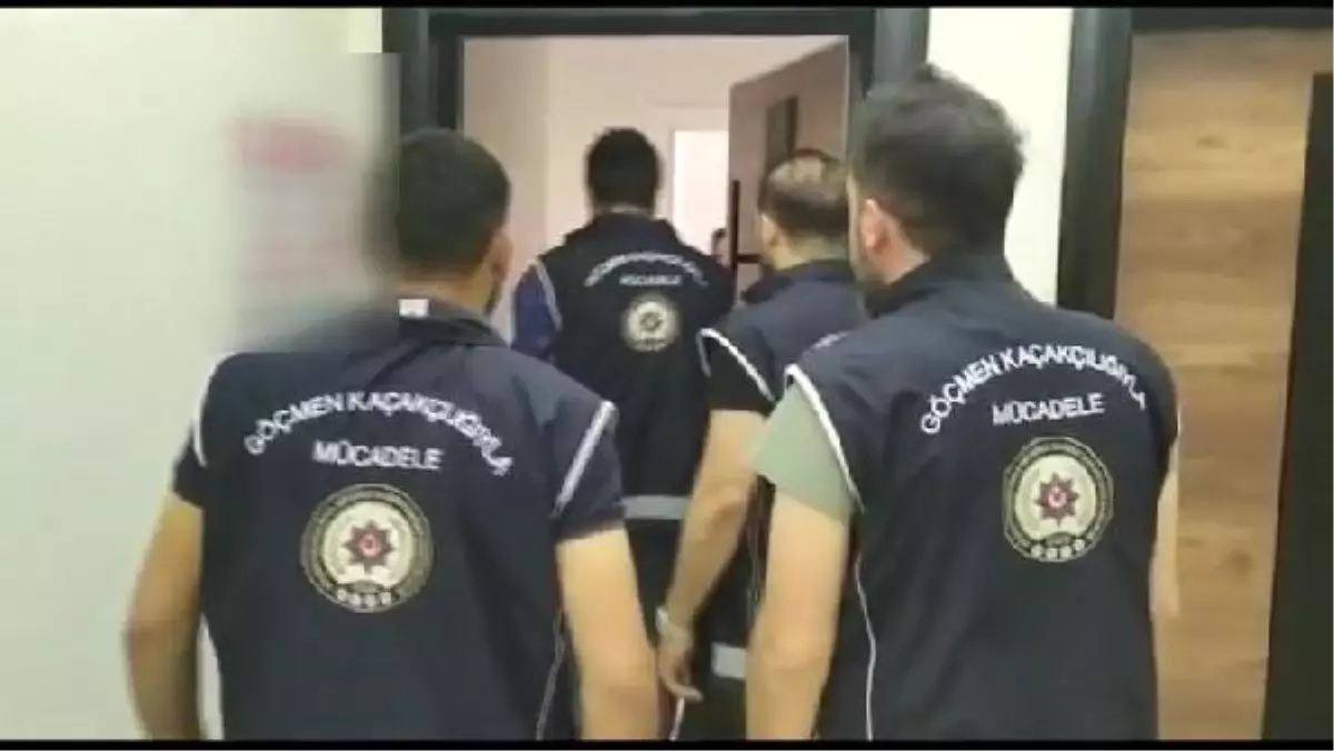 Para karşılığında ikamet izni çıkarttığı iddia edilen 2 kişi yakalandı
