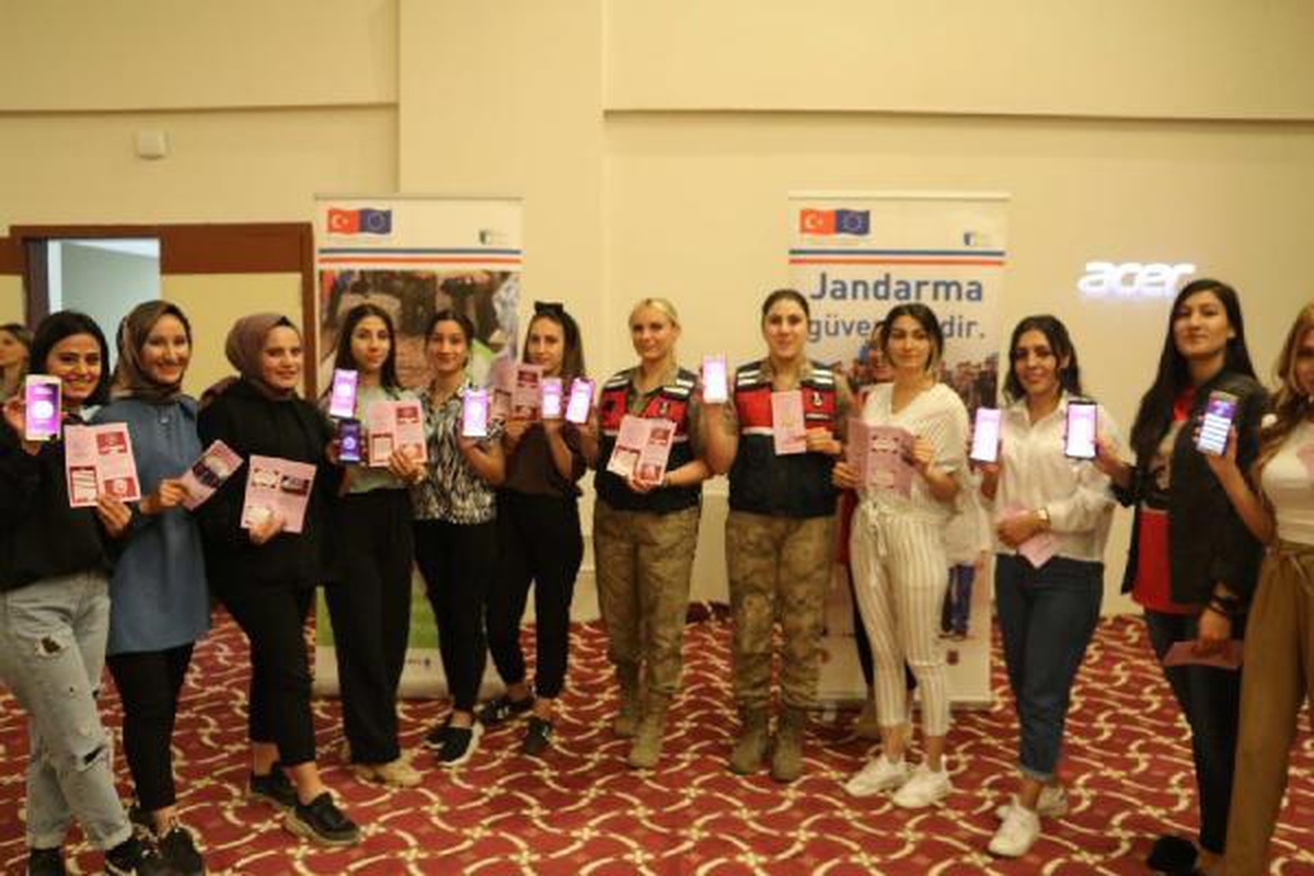 Kadın astsubaylar, kız yurdundaki öğrencilere KADES\'i anlattı