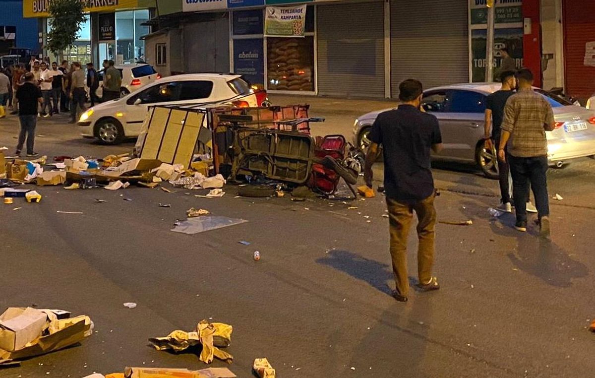 Kağıt toplama aracı ile otomobil çarpıştı: 1 yaralı