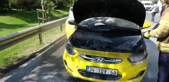 Kartal'da motorundan dumanlar yükselen ticari taksi yandı