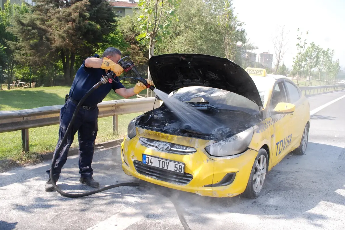 Kartal\'da seyir halindeki takside çıkan yangın söndürüldü